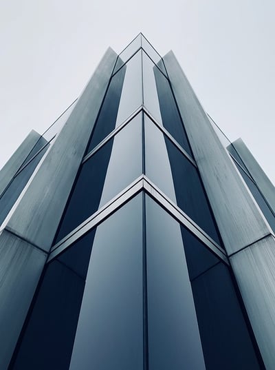 Tout savoir sur les revêtements d’escaliers intérieurs : matériaux, tendances et conseils